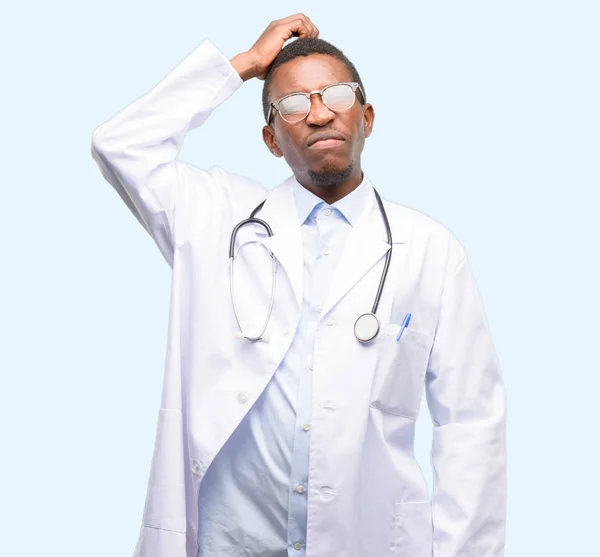 Jovem Médico Negro Médico Expressão Dúvida Profissional Confundir Maravilha Conceito — Fotografia de Stock