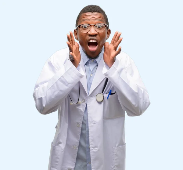 Jovem Médico Negro Profissional Médico Estressante Mantendo Mãos Cabeça Aterrorizado — Fotografia de Stock