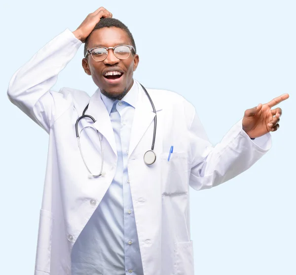 若い黒い医者 指でアウェイ側を指している専門の医療機関 — ストック写真