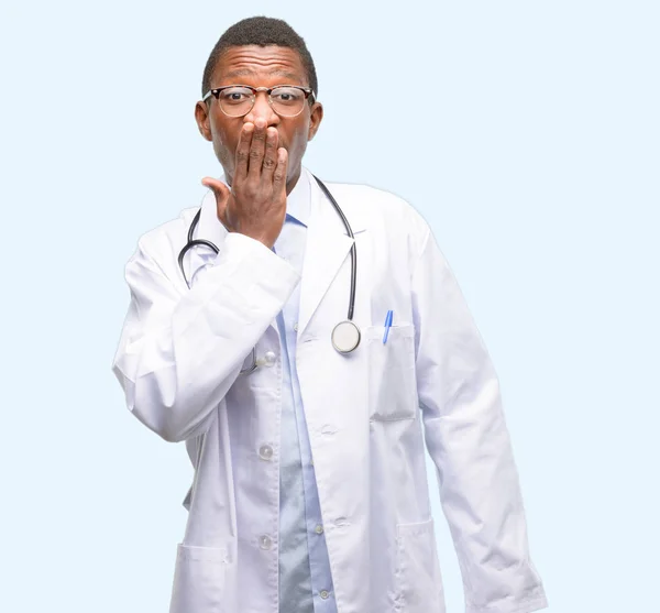 若い黒い医者 ショックで 医療の専門的なカバー口見える恥ずかしがり屋 怖がって 沈黙と間違い概念を表現します — ストック写真