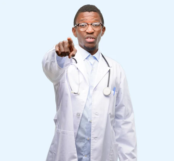 Joven Médico Negro Profesional Médico Apuntando Frente Con Dedo — Foto de Stock