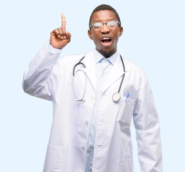 Νέοι Μαύρο Γιατρός Ιατρική Επαγγελματική Δείχνει Μακριά Πλευρά Δάχτυλο — Φωτογραφία Αρχείου