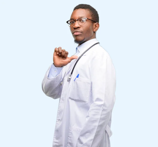若い黒い医者 医療専門家を誇りに思って 興奮して傲慢 勝利の顔を指しています — ストック写真
