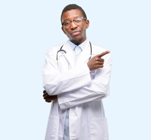 Молодой Черный Доктор Медицинский Работник Указывающий Пальцем Сторону — стоковое фото