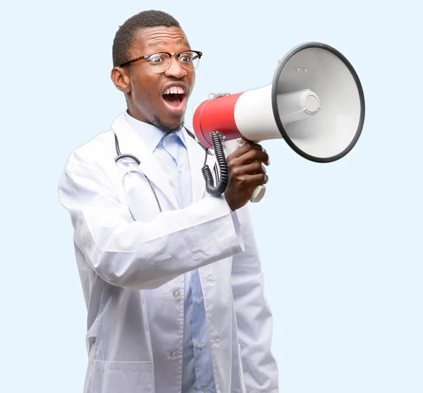 Jovem Médico Negro Profissional Médico Comunica Gritando Alto Segurando Megafone — Fotografia de Stock