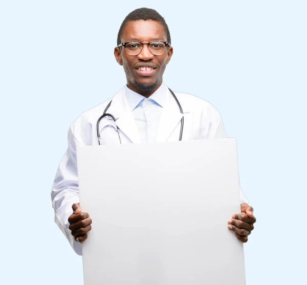 Mladý Černý Lékař Lékařské Odborné Hospodářství Prázdné Reklamní Banner Dobrý — Stock fotografie