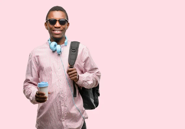 Africano Negro Hombre Estudiante Confidente Feliz Con Grande Natural Sonrisa — Foto de Stock