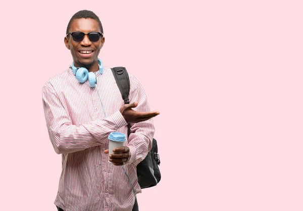 Afrikanischer Schwarzer Student Hält Etwas Der Leeren Hand — Stockfoto