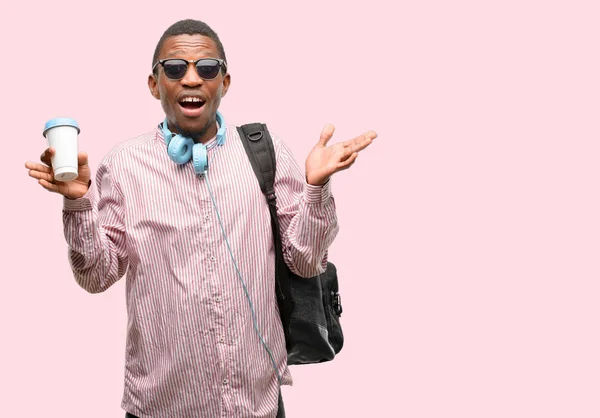 Africano Negro Hombre Estudiante Feliz Sorprendido Animando Expresando Wow Gesto — Foto de Stock