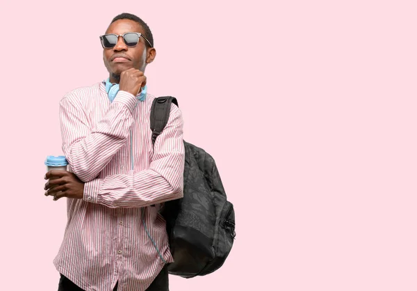 Africano Negro Hombre Estudiante Pensamiento Mirando Arriba Expresando Duda Maravilla — Foto de Stock