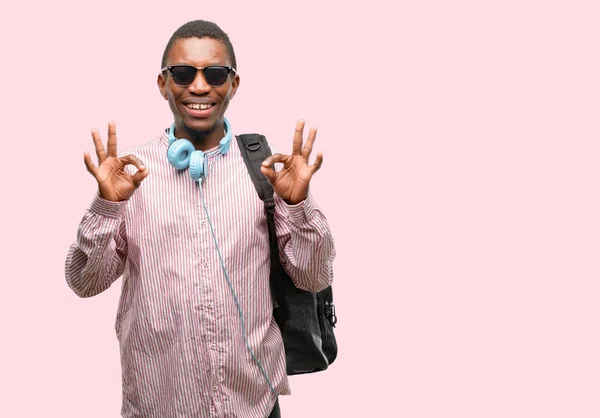 Afrika Siyah Adam Öğrenci Meditasyon Gevşeme Ifade Iki Elinle Işareti — Stok fotoğraf