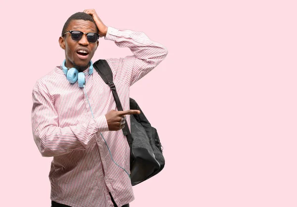 Africano Negro Hombre Estudiante Apuntando Lejos Lado Con Dedo — Foto de Stock