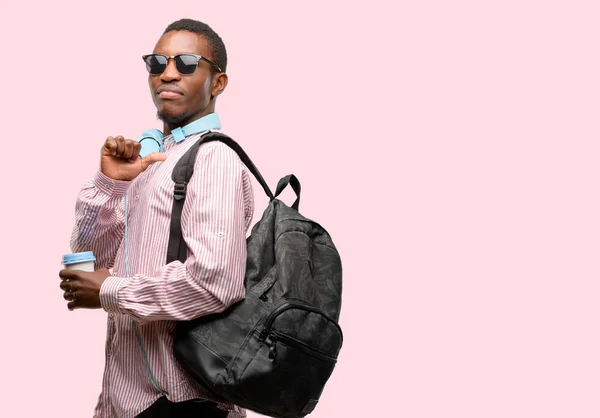 Africain Noir Étudiant Fier Excité Arrogant Pointant Avec Visage Victoire — Photo