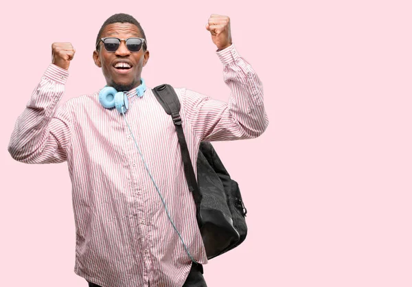 Afryki Czarny Człowiek Student Szczęśliwy Podekscytowany Świętuje Zwycięstwo Wyrażając Wielki — Zdjęcie stockowe