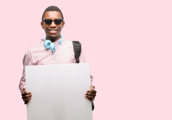 空白の広告バナー 提供または発表 大きな紙の看板の良いポスターを保持しているアフリカの黒人生 — ストック写真