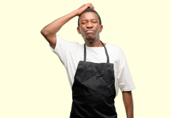 Afrikansk Man Shop Ägare Bär Förkläde Tvekan Uttryck Förvirra Och — Stockfoto