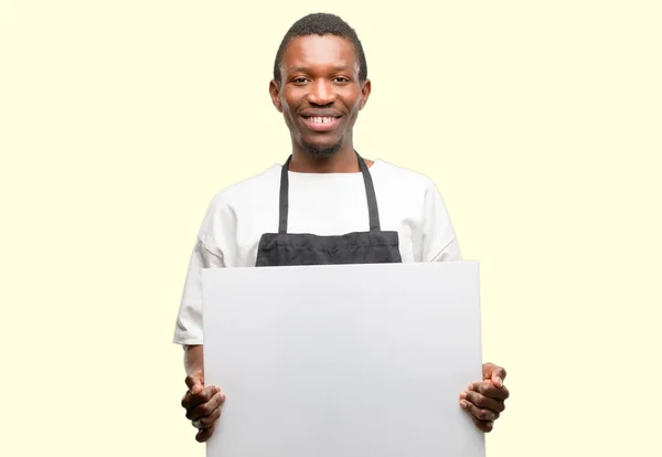 Afrikanischer Ladenbesitzer Mit Schürze Und Leerem Werbebanner Gutes Plakat Für — Stockfoto