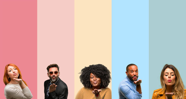 Крутая группа людей, женщина и мужчина выражают любовь, удары поцелуями в камеру, флирт
