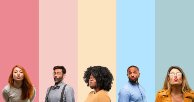 İnsanlar, kadın ve aşk, darbeler öpücük kamerasına, ifade adam serin grup flört