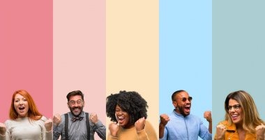 Serin grup insanlar, kadın ve adam mutlu ve heyecanlı kazanan jest ifade. Başarılı ve zafer, zafer kutluyor