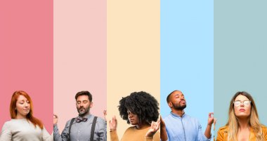 Serin grup insanlar, kadın ve meditasyon ve gevşeme ifade iki elinle ok işareti jest yapan erkek