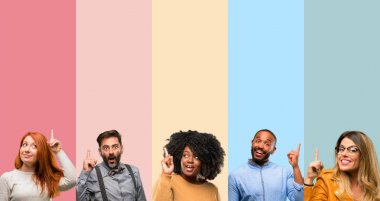 Serin grup insanlar, kadın ve adam mutlu ve yukarı dönük ifade wow jest tezahürat