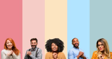 İnsanlar, kadın ve adam kendinden emin ve mutlu aşk büyük bir doğal gülümseme ile serin grup