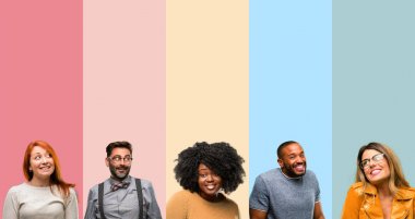 İnsanlar, kadın ve adam kendinden emin ve mutlu bir büyük doğal gülümseme gülmek ile serin grup