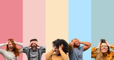 Serin grup insanlar, kadın ve adam stresli kafasına, panik içinde dehşete ellerini tutmak, bağırarak