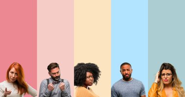 Serin grup insanlar, kadın ve adam sinirli ve öfkeli olumsuz duygu, biriyle rahatsız ifade