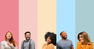 İnsanlar, kadın ve adam kendinden emin ve mutlu bir büyük doğal ile serin grup gülümsemek ararken gülüyor