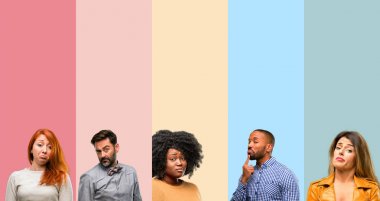 Serin grup insanlar, kadın ve güvensizlik, ifade şüpheci ve memnun göz olan adam şüphecilik ve şüphe