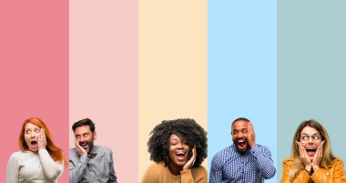 Serin grup insanlar, kadın ve erkek çok mutlu ve kendinden emin bir büyük gülümseme sürpriz parmak gösterilen