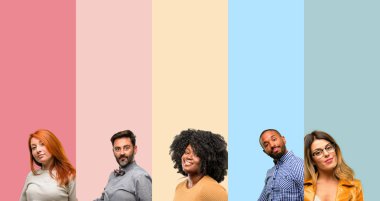 Serin grup insanlar, kadın ve adam kendinden emin ve mutlu bir büyük doğal gülümseme davet ile girmek için