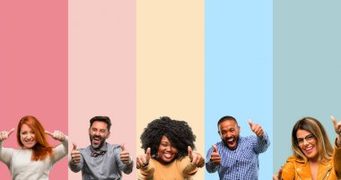 İnsanlar, kadın ve adam serin grup stand mutlu ve iyi jest ifade büyük bir gülümseme ile onaylama yukarı başparmak ile pozitif