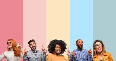 Serin grup insanlar, kadın ve adam mutlu ve tezahürat yukarı dönük