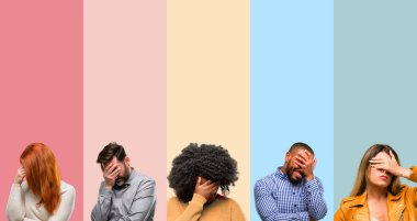 Baş, yorgun ve sinirli insanlar, kadın ve adam stresli tutmak ellerinde serin grup