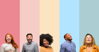 Serin grup insanlar, kadın ve adam mutlu ve ifade wow jest tezahürat