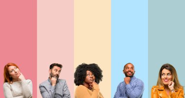 Grup insanlar, kadın ve düşünme ve şüphe ifade arayan adam serin ve merak ediyorum