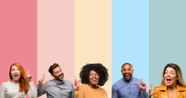 Serin grup insanlar, kadın ve uzak yan parmak ile işaret eden adam