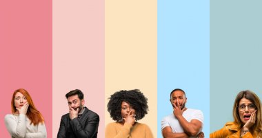 Panik ve korku ifade şokta, insanlar, kadın ve adam serin grup korkuttu