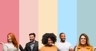 İnsanlar, kadın ve bir şey boş elinde tutan adam serin grup