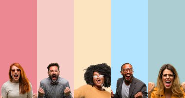 Büyük başarı, güç, enerji ve olumlu duygular ifade insanlar kadın ve adam mutlu ve heyecanlı kutluyor zafer serin grubudur. Yeni iş neşeli kutluyor