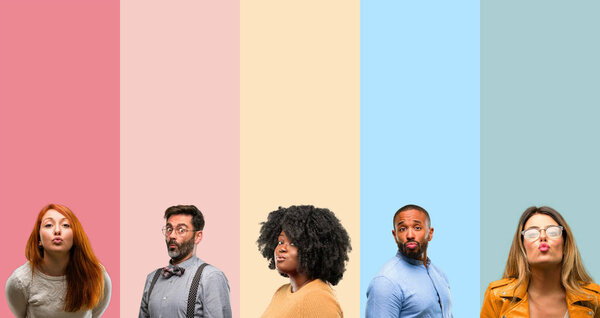 Крутая группа людей, женщина и мужчина выражают любовь, удары поцелуями в камеру, флирт
