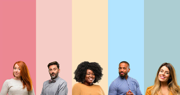 Крутая группа людей, женщина и мужчина уверенные и счастливые с большой естественной улыбкой, смеющиеся
