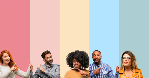 Крутая группа людей, женщина и мужчина, показывающие пальцами в сторону
