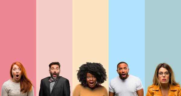 Крутая группа людей, женщина и мужчина счастливы и удивлены жужжащим жестом.
