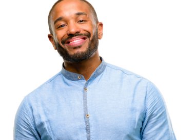 Sakallı kendinden emin ve mutlu beyaz arka plan üzerinde izole gülüyor büyük bir doğal gülümseme ile Afrika kökenli Amerikalı adam