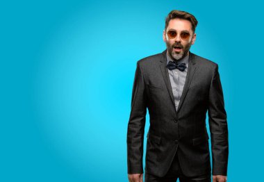 Panik ve korku ifade şokta, orta yaş adam, sakal ve papyon korkuttu