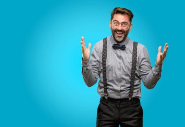 Orta yaş adam, sakal ve papyon mutlu ve ifade wow jest tezahürat